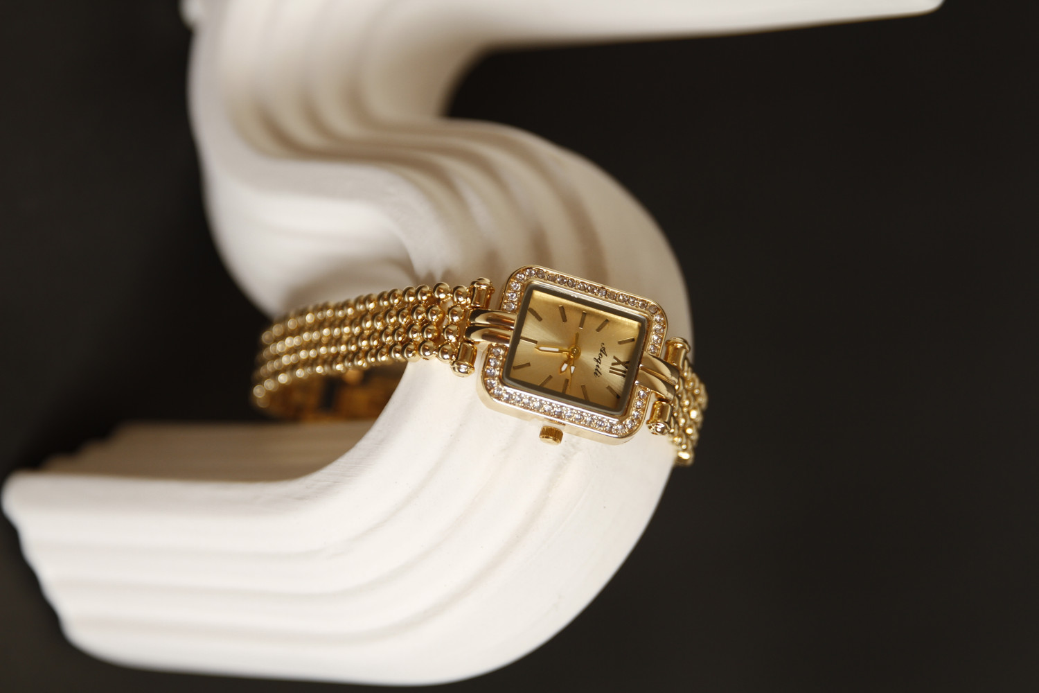 ساعة نسائية رقيقة وجميلة