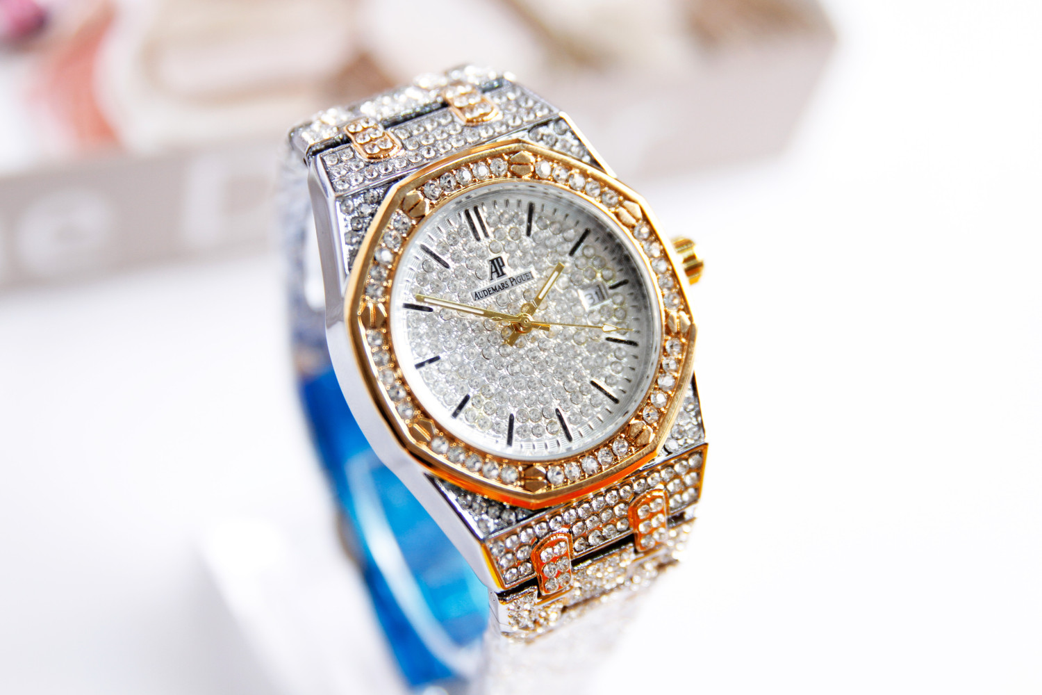 ساعة نسائية جميلة وراقية