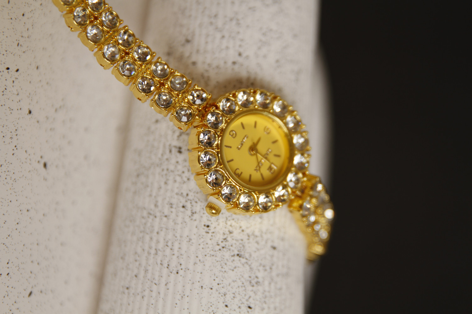 ساعة نسائية ذهبية مرصعه والكرستال