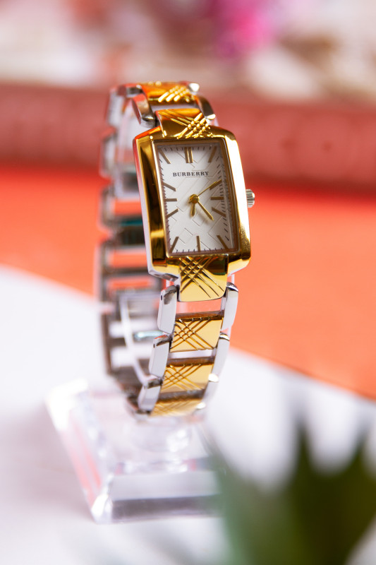 ساعه نسائية ذهبية جميله