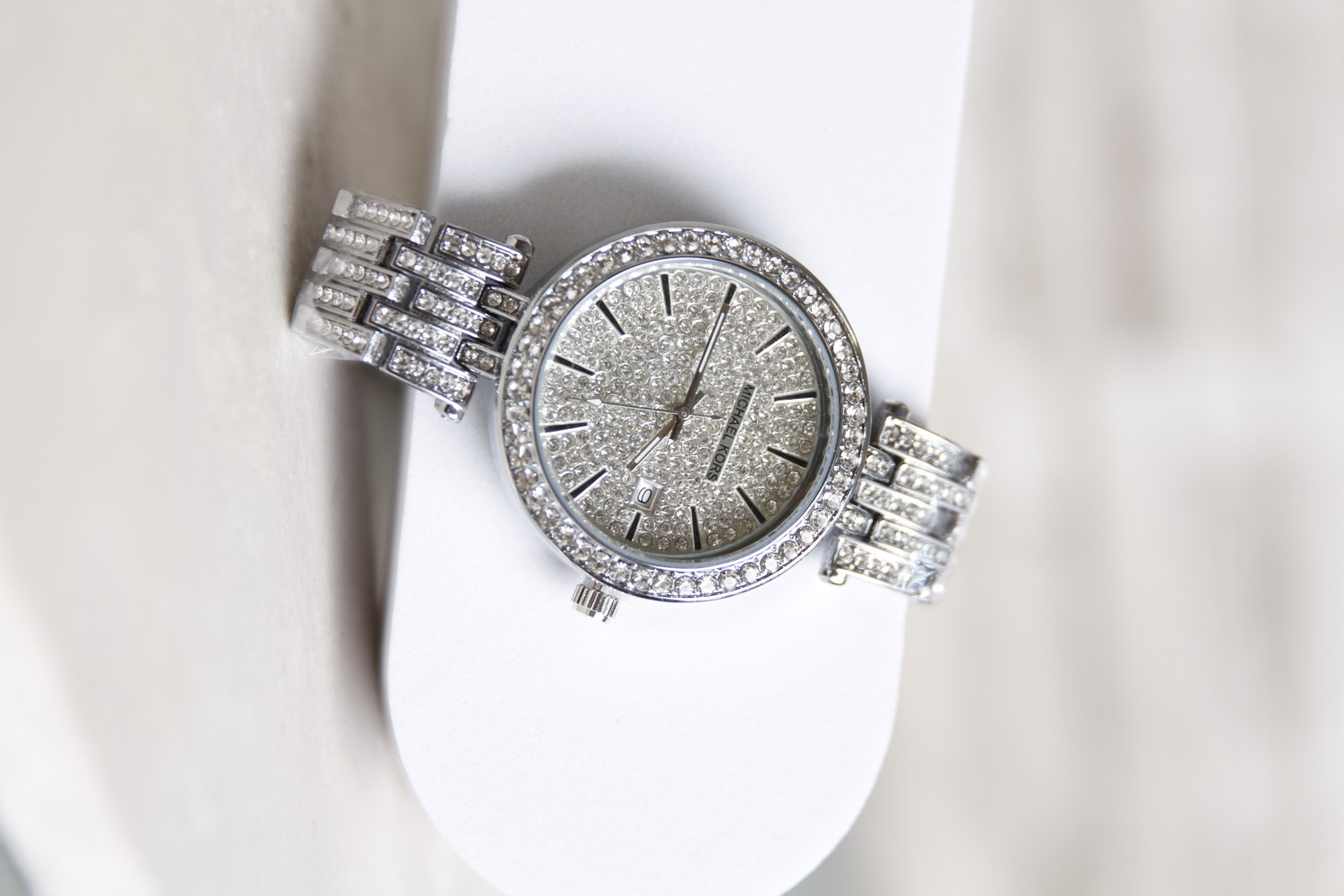 ساعة نسائية فصية مرصة بالفصوص